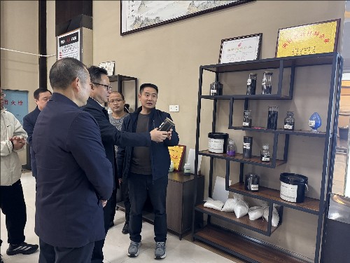 新春送暖鼓干劲 实地视察促发展——王海涛一行新春视察湖南昱烯瓴新材料有限公司